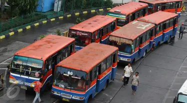 Angkutan umum menunggu penumpang di Terminal Blok M, Jakarta, Selasa (1/11). Berdasarkan data Organda DKI Jakarta, hampir 90% dari total sekitar 6.000 angkutan umum bus sedang sudah tidak layak jalan. (Liputan6.com/Immanuel Antonius)