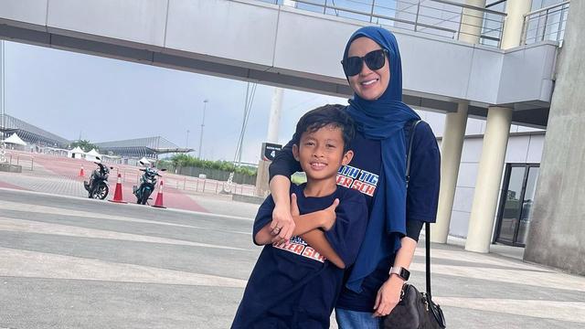 7 Potret Kompak Okie Agustina dan Miro Materazzi, Putra Tunggalnya dengan Gunawan Dwi Cahyo