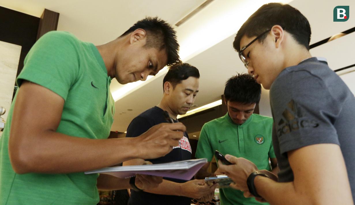Pemain Indonesia, Fachrudin Aryanto, memberikan tanda tangan kepada fans asal Singapura di Hotel Peninsula, Singapura, Jumat (9/11). Indonesia akan melawan Singapura pada laga Piala AFF 2018. (Bola.com/M. Iqbal Ichsan)