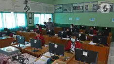 Sejumlah siswa SMKN 31 melaksanakan Uji Sertifikasi Kompetensi (USK) bagi para siswa kelas XII di SMK PB Soedirman, Jakarta, Selasa (6/4/2021). Ujian ini menjadi salah satu faktor penilaian kelulusan bagi siswa/siswi SMK. (Liputan6.com/Herman Zakharia)
