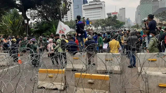 Mahasiswa mulai mendatangi kawasan patung kuda, Jakarta untuk demo menolak Omnibus Law Cipta Kerja, Selasa (20/10/2020).