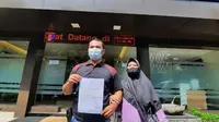 Bripka Andry Darma Irawan ditemani orangtuanya saat datang ke Propam Mabes Polri. (Liputan6.com/M Syukur)