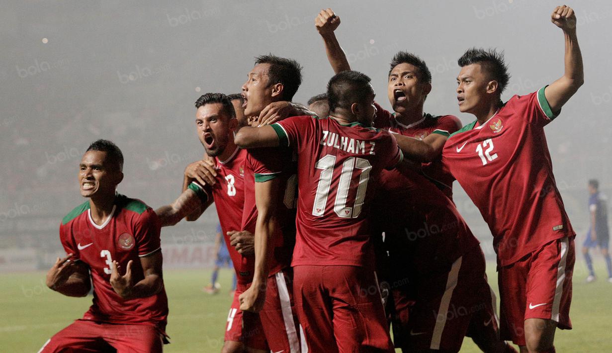 Usai mencetak gol para pemain Timnas Indonesia langsung mengejar Hansamu Yama untuk merayakan gol kemenangan tersebut. (Bola.com/Peksi Cahyo)