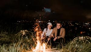 Ilustrasi menikmati malam minggu bersama pacar. (Foto oleh Trung Nguyen: https://www.pexels.com/id-id/foto/cahaya-liburan-pasangan-malam-5086357/)