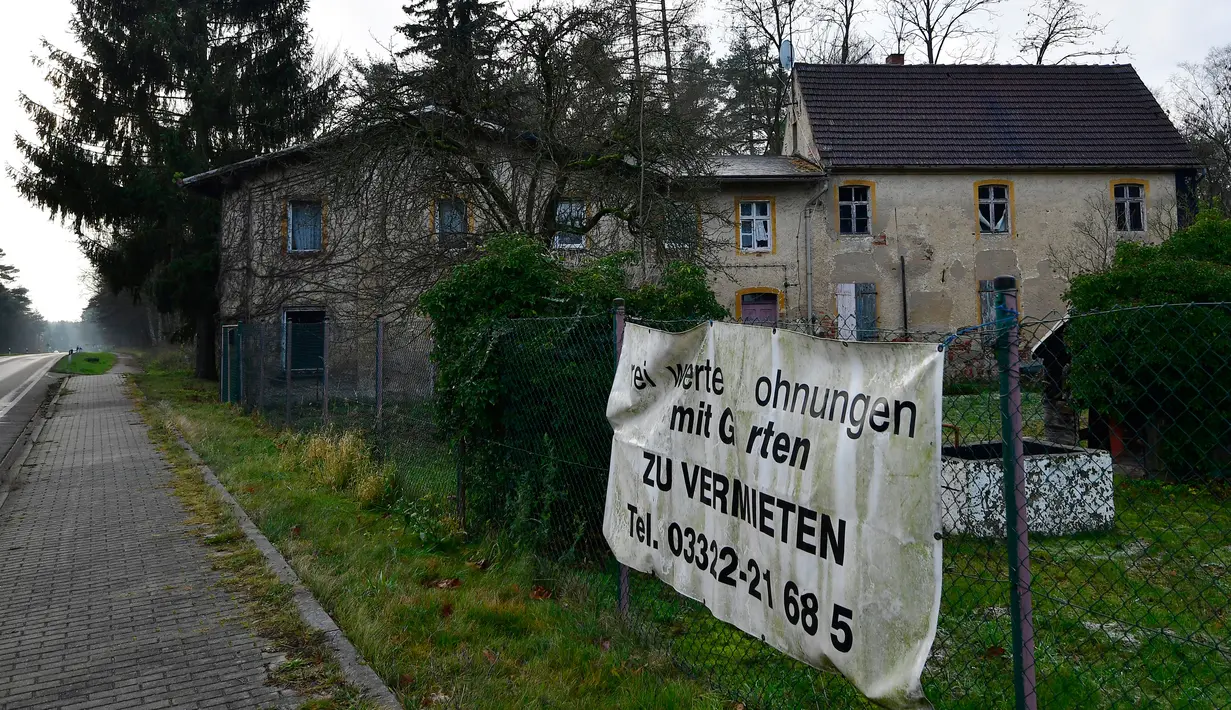 Sebuah banner di depan rumah yang disewakan di desa Alwine, Negara Bagian Brandenburg, 30 November 2017. Rumah kosong mencerminkan nasib daerah di bekas kawasan komunis Jerman timur sejak penyatuan kembali negara itu 27 tahun lalu. (Tobias Schwarz/AFP)