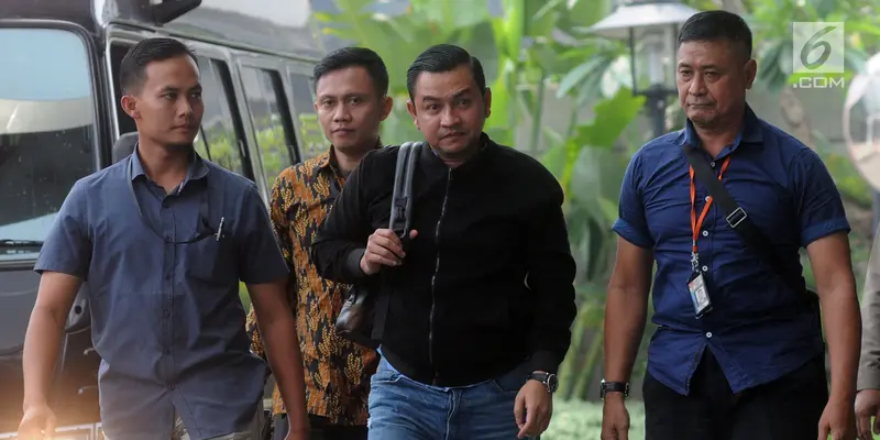 Berjaket Hitam, Ajudan Gubernur Aceh Sambangi KPK Pasca-Terjaring OTT