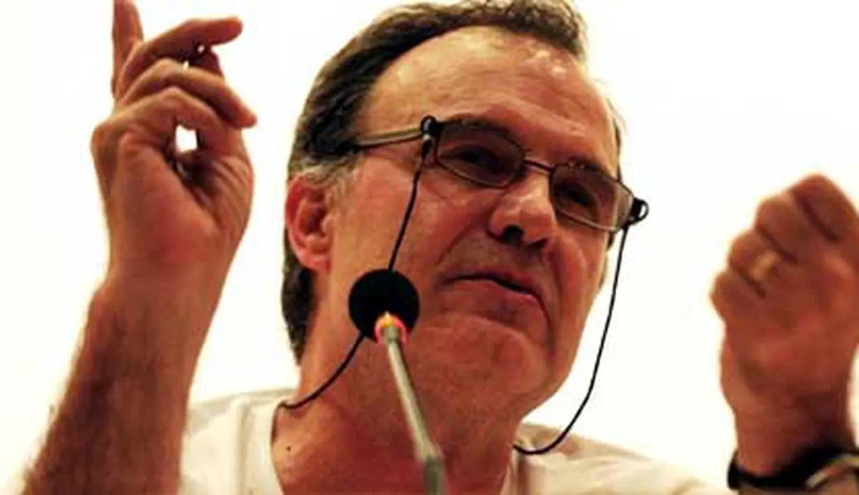 Pelatih Cile asal Argentina Marcelo Bielsa dalam konferensi pers di Santiago, 3 November 2010. Bielsa mengancam undur diri jika Harold Mayne Nicholls tidak kembali terpilih sebagai Presiden FFC. AFP PHOTO / Claudio SANTANA 