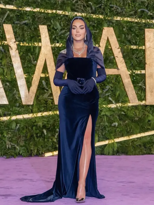 Georgina diundang kesalahsatu acara penghargaan di Arab. Ia terlihat mengenakan slit dress biru berdada rendah, serasi dengan sarung tangannya. Dan menutupi rambutnya dengan organza warna serasi. Perhiasan mewah nampak dikenakan olehnya.  Credit:  (@georginagio)