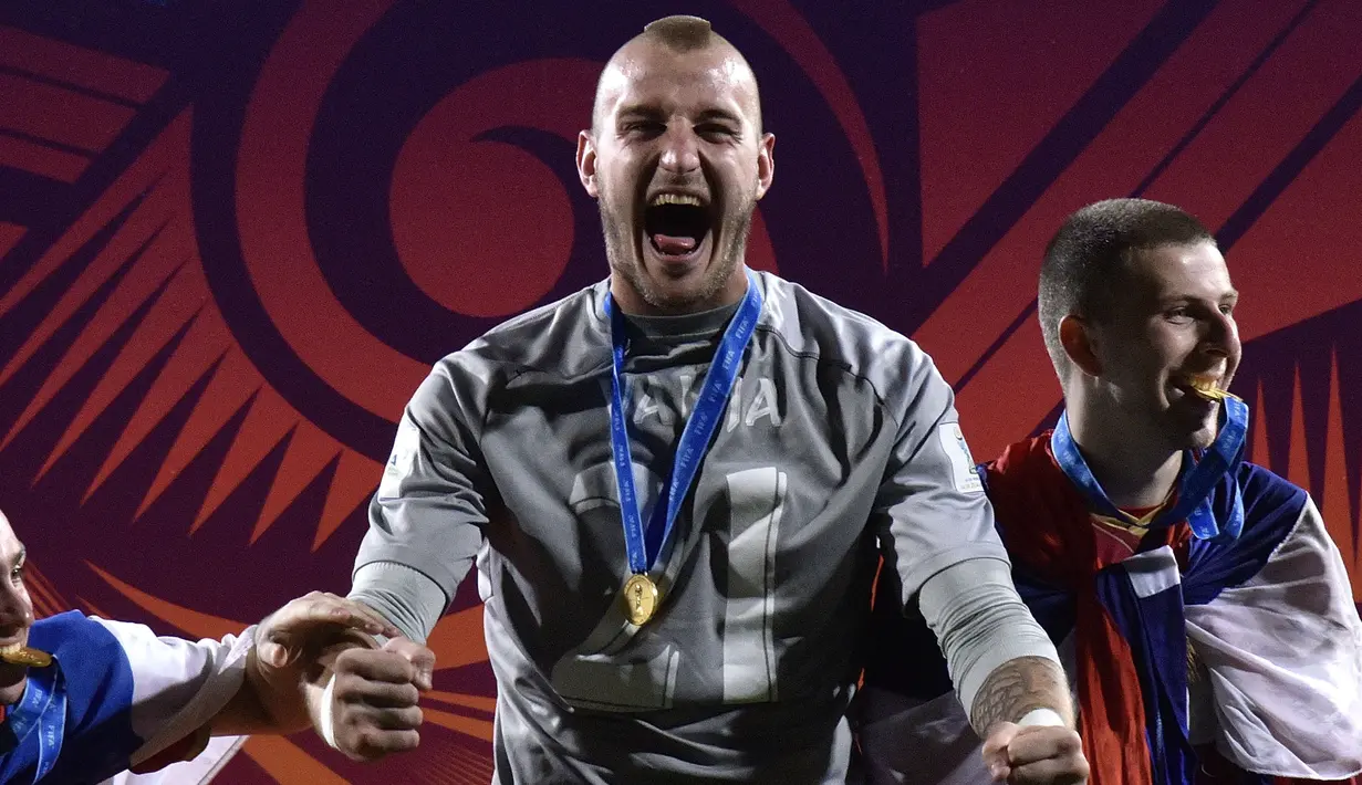 Sedangkan Vanja, belum pernah merasakan gelar apa pun bersama klub. Tetapi, kiper bertinggi 202 cm ini pernah meraih gelar bersama timnas Serbia U-20 dengan berhasil membawa juara Piala Dunia U-20 bersama The Eagles. (AFP/Marty Melville)