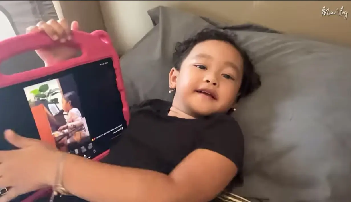 Sekedar informasi, Gewa lahir pada 28 Februari 2020 lalu. 40 hari setelah kelahirannya, sang ayah Glenn Fredly meninggal dunia. Kini,  Gewa sudah makin besar, pintar dan menggemaskan. [Youtube/Mutia Ayu]