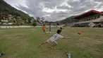 Seorang anak menggunakan jersey Gareth Bale tegah berlatih bersama SSB PS TAL Sawahlunto di Stadion Tanah Lapang Ombilin, Sawahlunto, (8/11/2016). (Bola.com/Nicklas Hanoatubun)