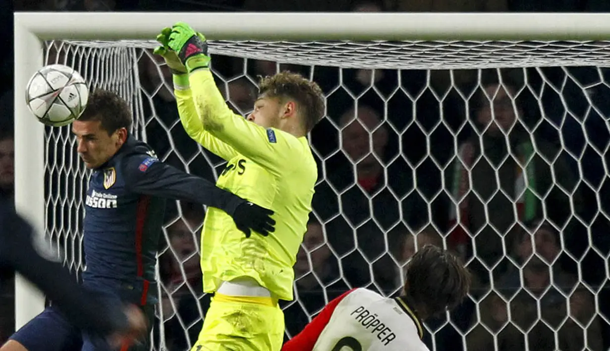 Kiper PSV Eindhoven, Jeroen Zoet, mengamankan bola dari sundulan penyerang Atletico Madrid, Antoine Griezmann. Kedua tim akan bertemu kembali di Madrid pada Rabu (16/3/2016). (Reuters/Michael Kooren)