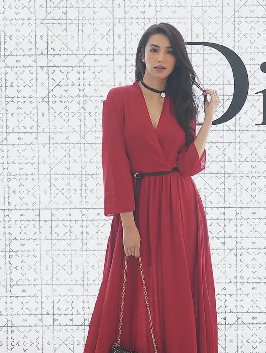 Dress berwarna merah yang modelnya sangat sederhana ini juga sangat cocok dikenakan Velove. Dengan menggerai rambutnya yang panjang, Velove terlihat cantik jelita. (Instagram/vaelovexia)