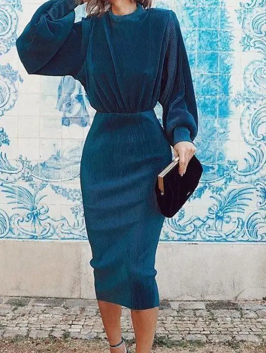 <p>Mengenakan dres dengan siluet sharp, juga bisa didapatkan dengan material beludru. [Foto: Pinterest]</p>