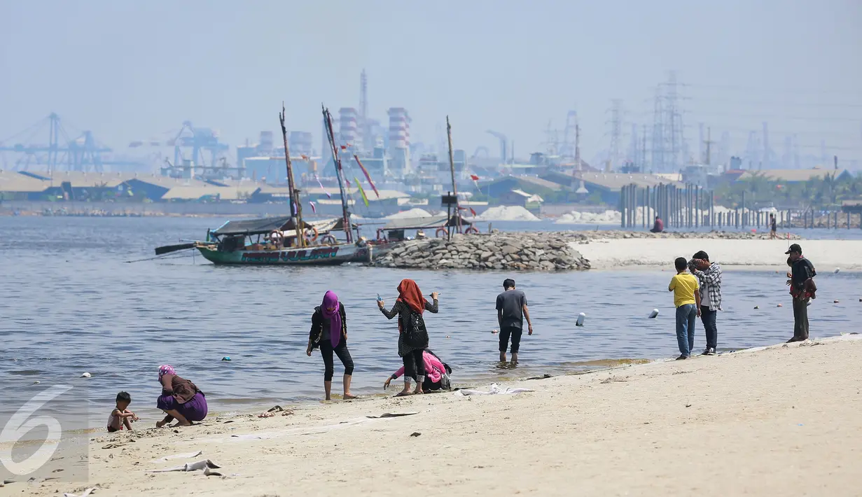 Sejumlah pengunjung tampak bermain di sekitaran pantai Ancol, Jakarta, Rabu (9/12/2015). Bertepatan libur pelaksanaan pilkada serentak, kawasan wisata tersebut  tampak sepi pengunjung dibandingkan hari libur biasa. (Liputan6.com/Faizal Fanani)