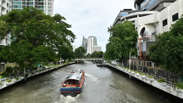 Pemandangan Jalur Pejalan Kaki dan Sepeda