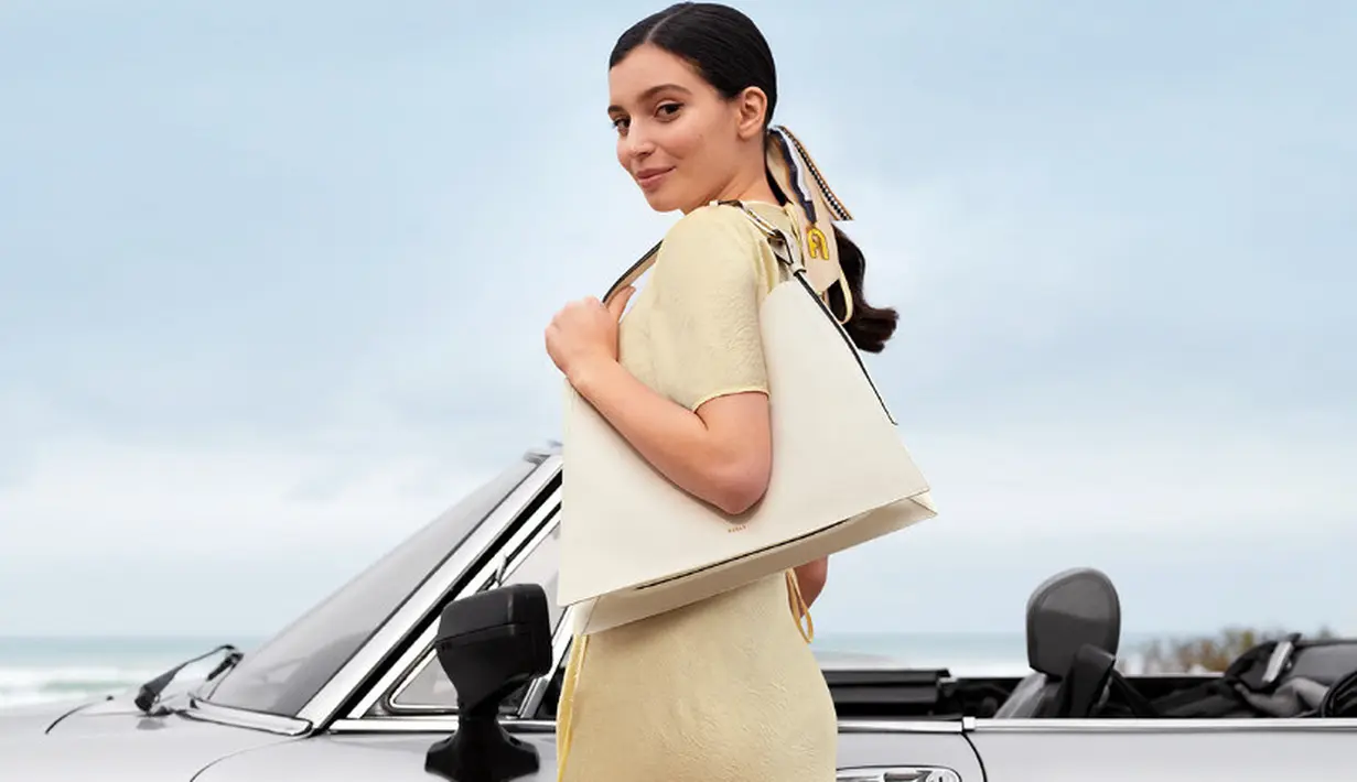 Lensa kampanyenya, dengan teknik sinematografi, mengikuti pemeran utama wanita melalui beberapa episode; dengan skema warna berbeda, memadukan energi cerianya ketenangan suasananya, dan memadukan keanggunan Furla dengan karya modern.  [Furla]