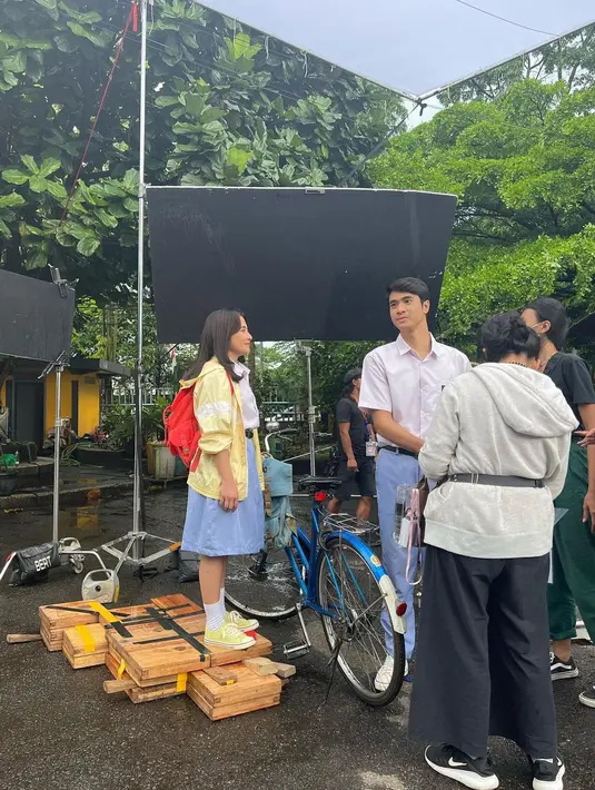 Rupanya staf menyiapkan benda seperti apple box untuk tempat berpijak Prilly. "Rahasia tinggi semampai. Terima kasih para crew atas effortnya," tulisnya di Instagram. (Foto: Instagram/ prillylatuconsina96)
