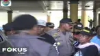 Aparat kepolisian yang tiba di lokasi kantor DPRD Mimika tidak bisa berbuat banyak dan hanya bisa menyaksikan aksi massa yang sedang emosi.