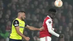 Gelandang Arsenal Bukayo Saka berebut bola dengan bek FC Zurich Fidan Aliti pada matchday terakhir Grup A  Liga Europa 2022/2023 di Emirates Stadium, Jumat (4/11/2022) dinihari WIB. Arsenal berhasil mengalahkan FC Zurich dengan skor 1-0. (AP Photo/Frank Augstein)