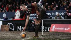 Lapangan pertandingan Blundell Park yang digunakan untuk pertandingan putaran keempat Piala FA 2025/2026 antara tuan rumah Grimsby melawan Wolverhampton, Minggu (15/02/2026) waktu setempat, mengundang perhatian. (AFP/Darren Staples)