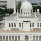 Penamaan Al-Azhar pada masjid ini terinspirasi dari Imam Besar Al-Azhar, Mesir, Syekh Mahmud Syaltut yang saat itu berkunjung ke Indonesia.