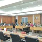 apat Kerja Komisi A DPRD DKI Jakarta bersama jajaran Badan Pengelolaan Keuangan dan Aset Daerah (BPKD) DKI Jakarta, Badan Kepegawaian Daerah (BKD) DKI Jakarta, dan pejabat lainnya pada Senin (12/6/2023). (Liputan6.com/Winda Nelfira)