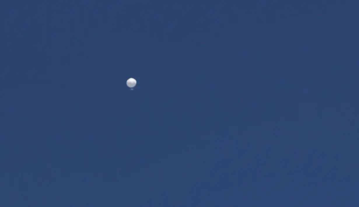 Sebuah balon terbang di atas Columbia, Missouri, Amerika Serikat, 3 Februari 2023. Para pejabat Amerika Serikat (AS) menyatakan bahwa saluran diplomatik tetap terbuka dan Blinken menuturkan, dia tetap bersedia melakukan perjalanan ke China ketika kondisi memungkinkan. (Anna Griffin/Missourian via AP)