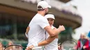 Petenis putri Indonesia, Aldila Sutjiadi membuat sejarah dengan lolos ke babak semifinal turnamen tenis Grand Slam Wimbledon 2023 di nomor ganda campuran bersama sang partner asal Belanda, Matwe Middelkoop. Dalam laga perempatfinal yang digelar di All England Tennis Club, Wimbledon, Inggris, Selasa (11/7/2023) waktu setempat, Aldila/Middelkoop mengalahkan pasangan Marta Kostyuk (Ukraina)/Marcelo Arevalo (El Salvador) dengan dua set langsung, 7-5, 7-6 (5). Selanjutnya di babak semifinal yang akan digelar Rabu (11/7/2023), Aldila/Middelkoop akan menantang pasangan Xu Yifan (China)/Joran Vliegen (Jerman). Keberhasilan ini menjadi pencapaian beruntun setelah sebelumnya keduanya juga lolos hingga semifinal pada French Open 2023. (www.instagram.com/dila11)