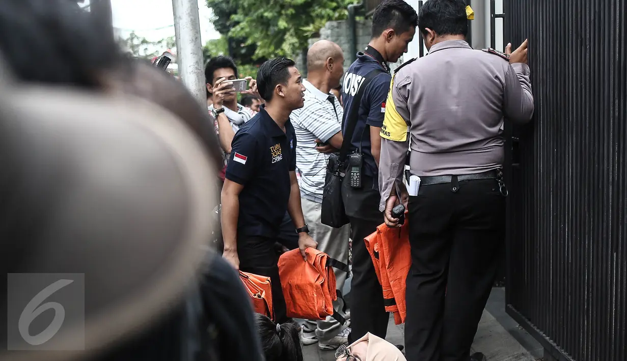 Petugas kepolisian bersiap mengevakuasi jenazah pembunuhan di Jalan Pulomas Utara Nomor 7A, Kayuputih, Pulogadung, Jakarta, Selasa (27/12). Polisi tidak menemukan barang berharga yang hilang dalam peristiwa tersebut. (Liputan6.com/Faizal Fanani)