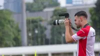 Striker Timnas Indonesia U-20, Jens Raven saat cosplay menjadi fotografer pada latihan tim hari Rabu (15/01/2025). (Muhammad Iqbal Ichsan/Bola.com)