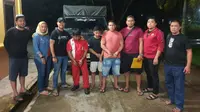 Operator SPBU dan sopir yang ditangkap karena melakukan penyelewengan BBM bersubsidi di Kabupaten Pelalawan. (Liputan6.com/M Syukur)