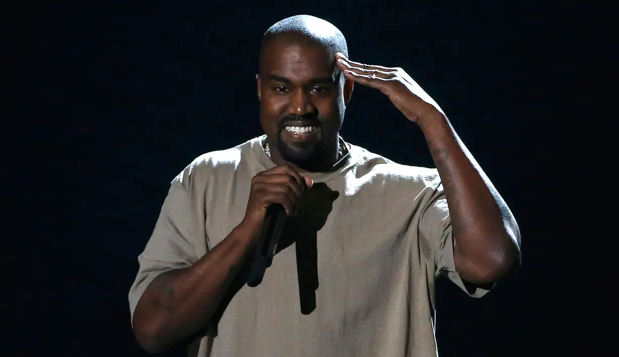 Penyanyi rap Kanye West saat berpidato di ajang penghargaan MTV Video Music Awards 2015, Los Angeles, Minggu (30/8). Pada kesempatan itu, suami dari Kim Kardashian tersebut memastikan diri bakal menjadi calon presiden AS tahun 2020.(REUTERS/Mario Anzuoni)