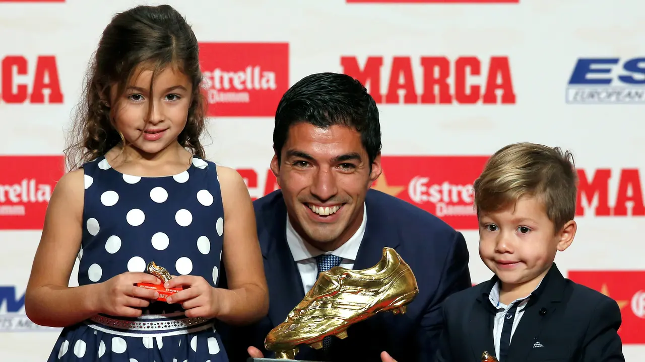 20161021-Luis-Suarez-Raih-Sepatu-Emas-2016-Spanyol-Reuters