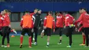 Para pemain Timnas Albania menjalani sesi latihan pemanasan di bawah arahan pelatih fisiknya. (Bola.com/Reza Khomaini)