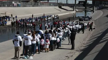 Ratusan orang berbaris mengantre untuk bertemu keluarga dan kerabat mereka di perbatasan Meksiko-AS di Ciudad Juarez, Meksiko (28/1). (AP Photo/Christian Torres)