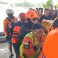 Tim SAR mengevakuasi korban meninggal perahu penyeberangan di Surabaya. (Dian Kurniawan/Liputan6.com)