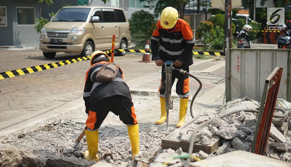Pekerja membongkar jalur pejalan kaki (trotoar) di Jalan Cikini Raya, Jakarta, Jumat (14/6/2019). Pemprov DKI bakal melakukan revitalisasi  trotoar di Jalan Cikini Raya dan Jalan Kramat Raya sepanjang 10 kilometer dengan anggaran sebesar Rp75 miliar. (Liputan6.com/Immanuel Antonius)