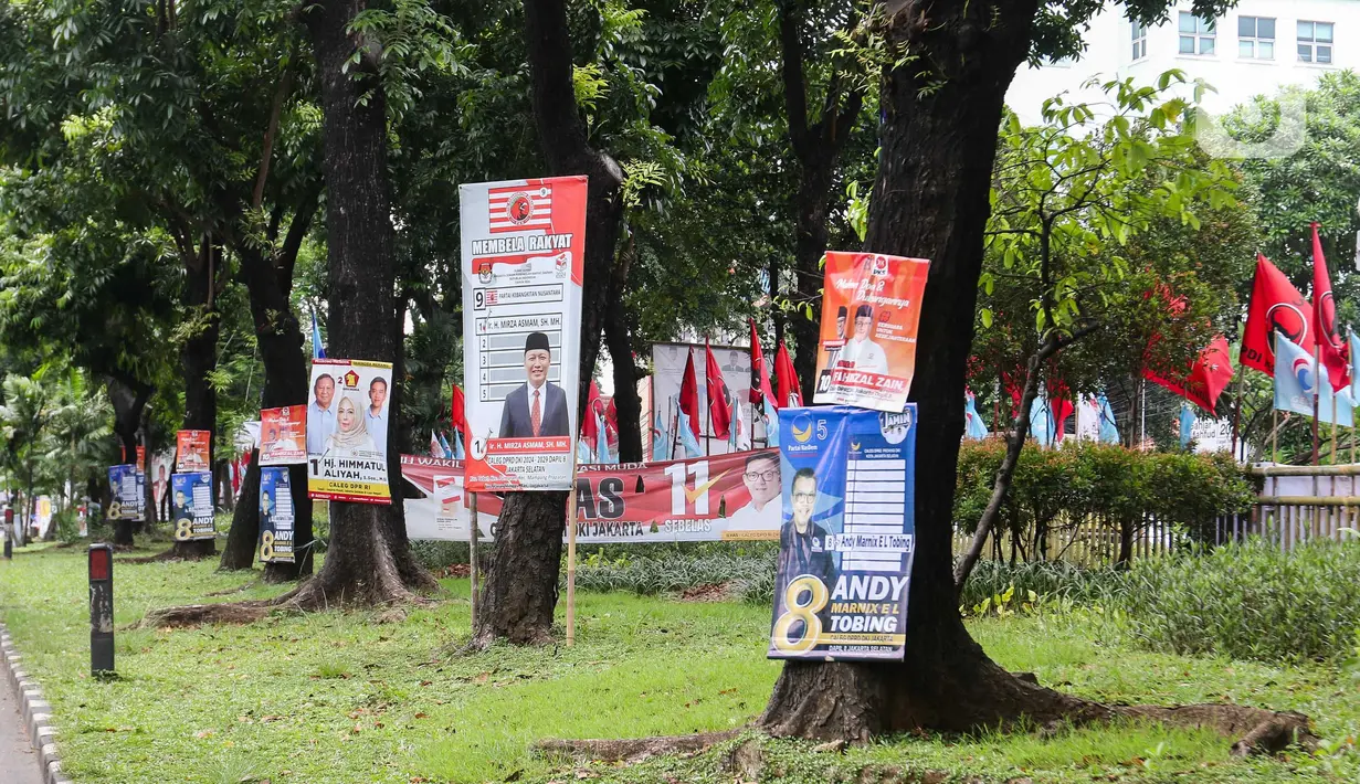 Estetika keindahan tata kota dan ketertiban umum menjadi terganggu akibat pemasangan bendera partai yang sembarangan. (Liputan6.com/Herman Zakharia)