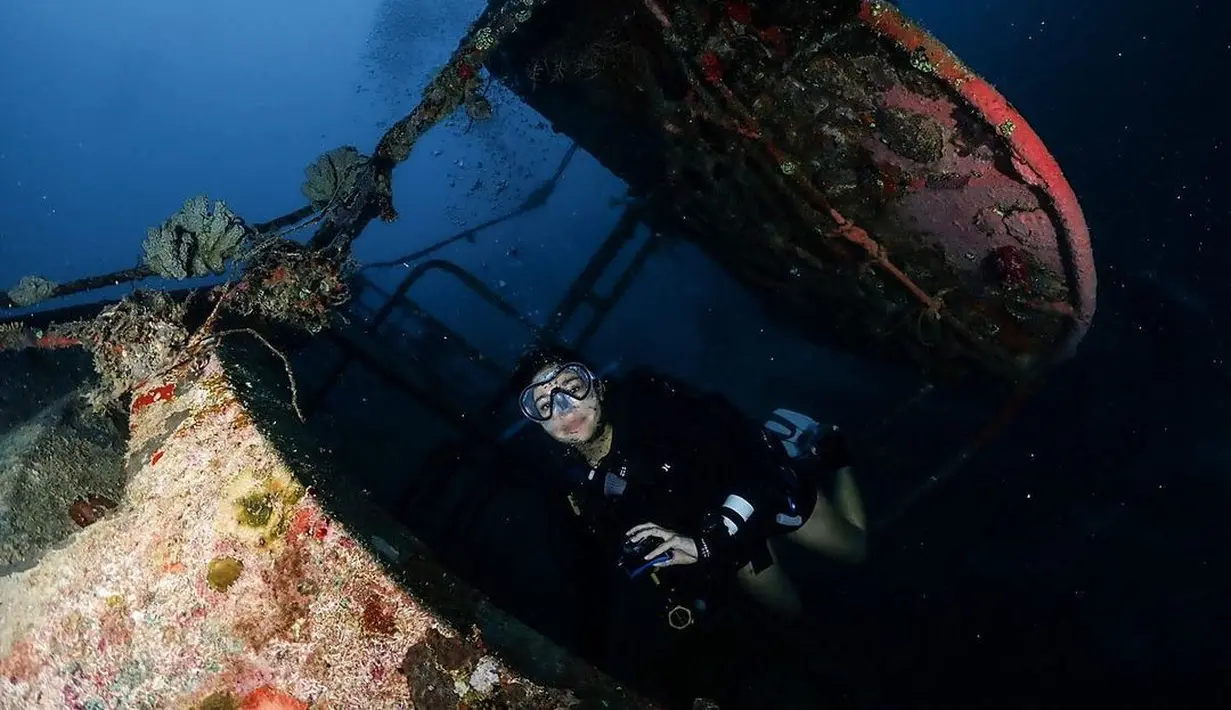 Pesona biota laut yang cantik sangat memanjakan mata.