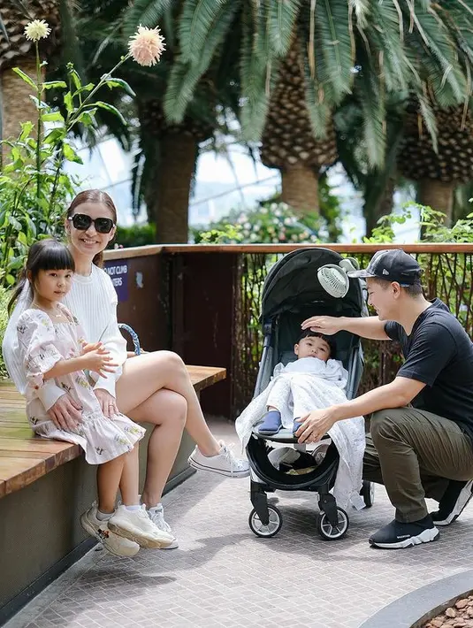 "Selalu di bikin meleleh sama pasangan ini," tulis nina.herdiana18. "Kluarga idamannn gw nihh," tulis mrs.grt_. "Suka bgt sm mrka berdua dari jaman pacaran smpe punya anak," tulis ratnaasarii_. "Panutan bgt sedari dulu," tulis shnazaf. "Bahagia terus keluarga panutanku," tulis dheevirha. [Instagram/glennalinskie]