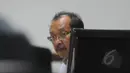 Terdakwa suap mantan Bupati Bangkalan Fuad Amin yang juga Direktur PT Media Karya Sentosa Antonio Bambang Djatmiko menjalani sidang di Pengadilan Tipikor Jakarta, Senin (6/4/2015). Antonio dituntut pidana penjara tiga tahun. (Liputan6.com/Herman Zakharia)