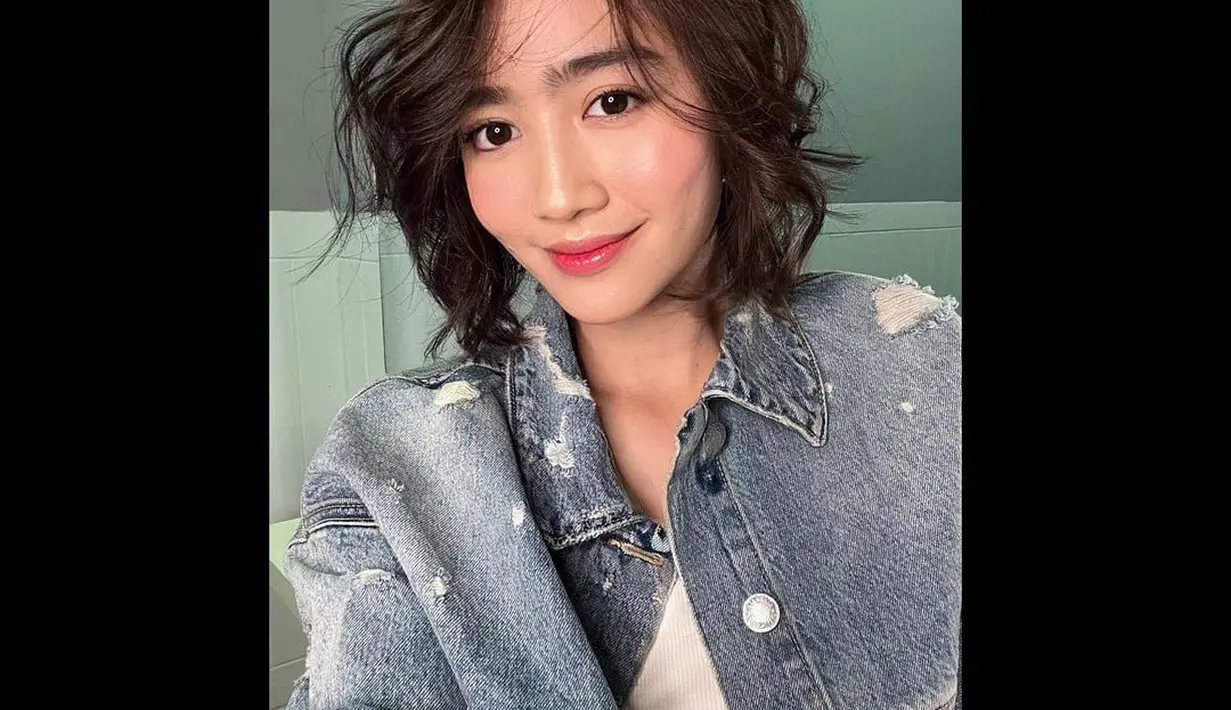 "Awalnya saya gugup tapi ternyata saya terlalu menyukai hasilnya! 🥰 Ini adalah rambut terpendek yang pernah ada, dan aku percaya diri mengguncang tampilan baru ini!," tulisnya sebagai caption videonya. [Instagram/febbyrastanty]