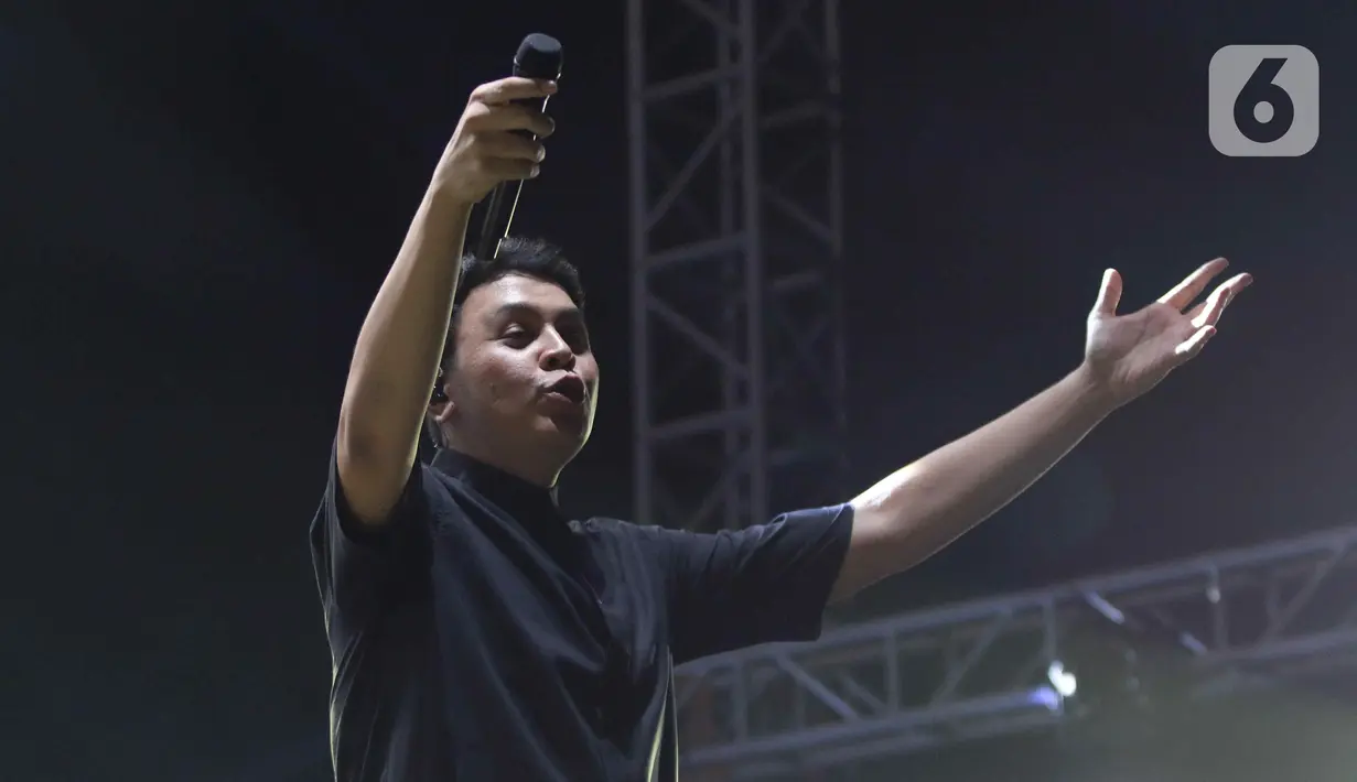 Lagu Monokrom, Ruang Sendiri, Teman Hidup, Sepatu, dan lain-lain sukses dibawakan Tulus di atas panggung. (Liputan6.com/Herman Zakharia)