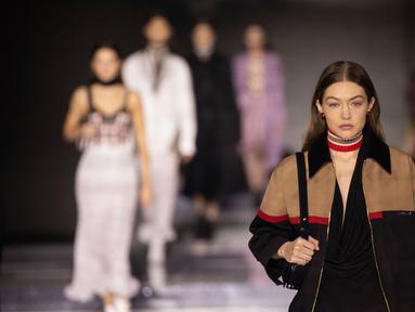 Model Gigi Hadid memeragakan busana koleksi Burberry dalam London Fashion Week 2020 di London, Inggris, Senin (17/2/2020). London Fashion Week 2020 berlangsung pada tanggal 14 hingga 18 Februari. (Photo by Vianney Le Caer/Invision/AP)