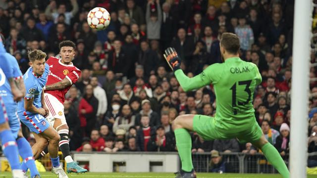 Foto: Ragam Aksi Duel Udara saat MU Tumbang di Kandang Sendiri oleh Atletico Madrid