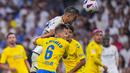 Penyerang Real Madrid Joselu menyundul bola untuk mencetak gol kedua timnya ke gawang Las Palmas dalam laga pekan ke-7 La Liga 2023/2024, Kamis (28/9/2023). (AP Photo/Manu Fernandez)