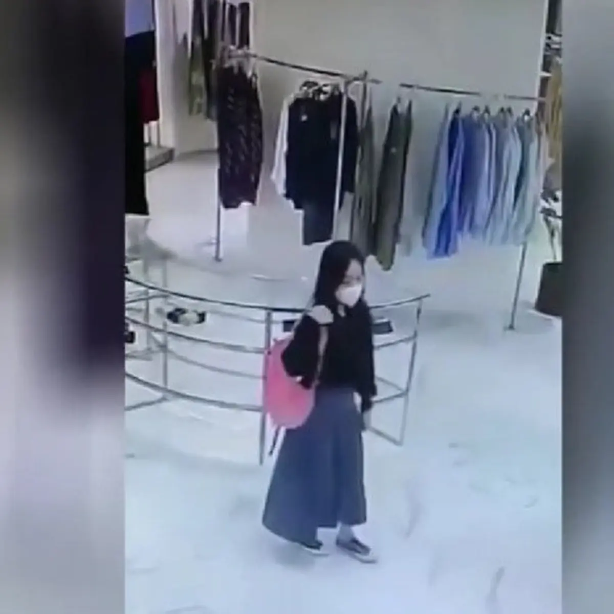 Viral Video Siswi SMA Diduga Curi Card Holder di Mall Bandung - News  Liputan6.com