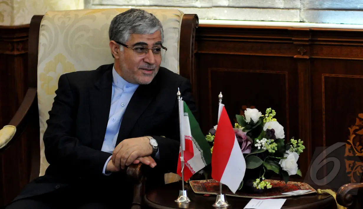 Duta Besar Iran Untuk Indonesia Valiollah Mohammadi saat berkunjung ke Ketua DPD RI Irman Gusman di ruang pimpinan DPD RI, Jakarta, Senin (4/5/2015). Pertemuan tersebut membahas hubungan bilateral kedua Negara. (Liputan6.com/Andrian M Tunay)