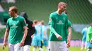 Pemain Werder Bremen, Ludwig Augustinsson, tampak kecewa usai ditaklukkan Wolfsburg pada laga Bundesliga di Weserstadion Minggu (7/6/2020). Werder Bremen takluk 0-1 dari Wolfsburg. (AFP/Patrik Stollarz)